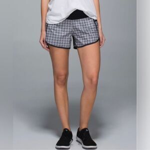 Lululemon Tracker Short II Giant Houndstooth 4” MR Sz 6